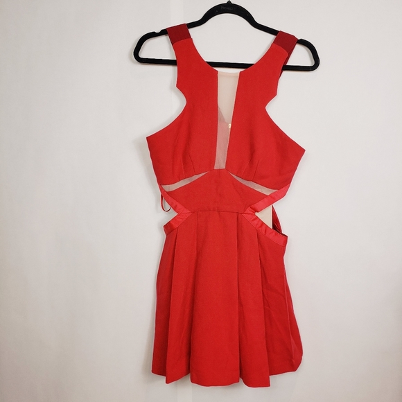 🆕️ Three Floor Look see cut out sides dres - Picture 2 of 8